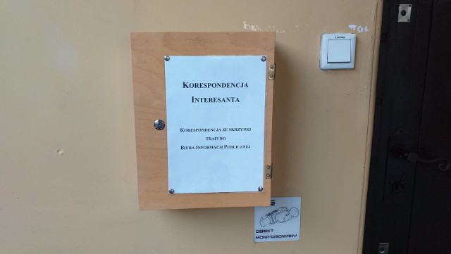 Mieszkańcy Chełmna mogą korzystać ze skrzynki na dokumenty przed Urzędem Miasta Chełmna by ograniczyć kontakty z urzędnikami. Troje pracowników tego urzędu jest na kwarantannie