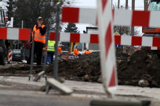 Jak przypominają drogowcy, na modernizowanym odcinku  obowiązuje ograniczenie prędkości do 30km/h.