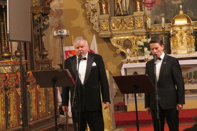 Prof. Wiesław Bednarek (baryton) i jego uczeń Aleksander Kamedulski (baryton) śpiewali osobno, ale także w duecie