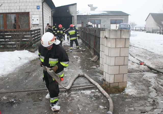 W czwartek rano strażacy dogaszali pożar w lakierni w Wielogórze.