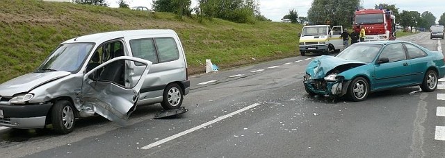 Rozbite samochody na środku krajowej siódemki.