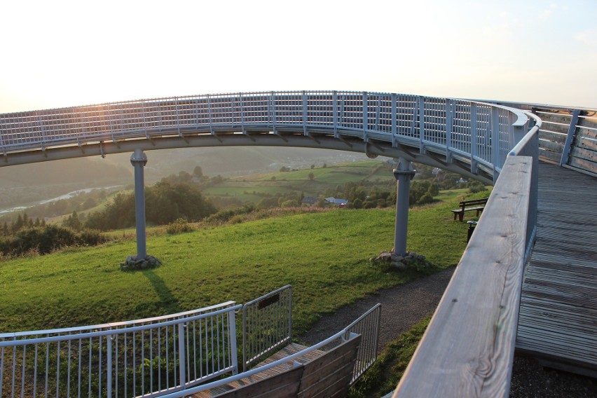 Rozciąga się z niego panorama leżącej 200 m w dole Doliny...