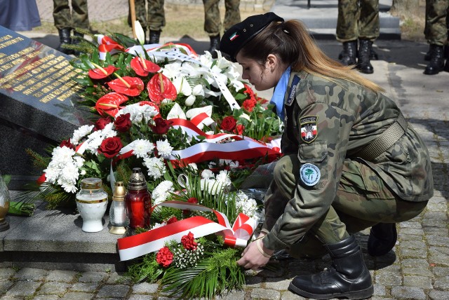 W ramach obchodów 77. rocznicy Zbrodni Katyńskiej odbyła się msza w katedrze, a następnie o 11.30 rozpoczął się uroczysty apel. Rodziny katyńskie, samorządowcy, przedstawiciele służb, wojskowi, młodzi kadeci i zebrani gorzowianie, złożyli kwiaty pod krzyżem. W trakcie uroczystości oddano też salwę honorową.