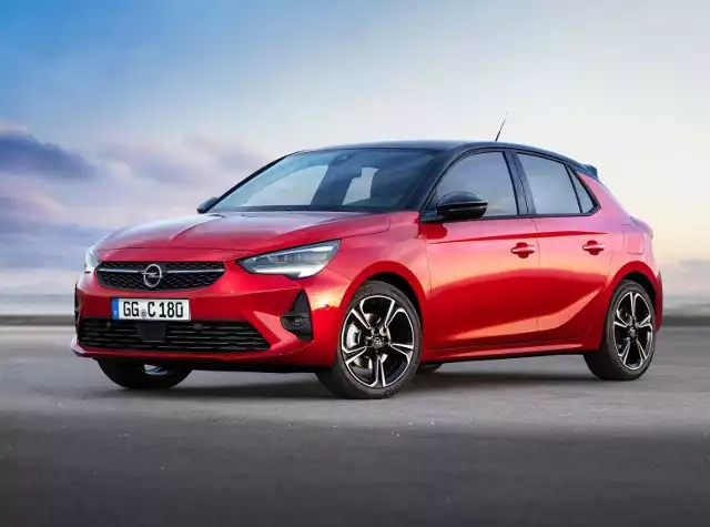 Kupno rocznego lub dwuletniego auta to potencjalnie bardzo dobra inwestycja, bowiem za zdecydowanie niższą cenę, dostajemy niemal nowe auto z niewielkim przebiegiem. Poza tym czas oczekiwania na nowe auto z salonu nierzadko skłania kupujących do poszukiwania świeżego egzemplarza z rynku wtórnego. Czy Opel Corsa F to dobry materiał na używane auto do miasta?Fot. Opel