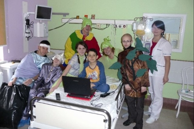 Stowarzyszenie Onkoludki organizuje wyjazdy do chorych dzieci w białostockiej klinice. Biorą w nich udział dzieci, które wygrały walkę z nowotworem i ich rodzice.
