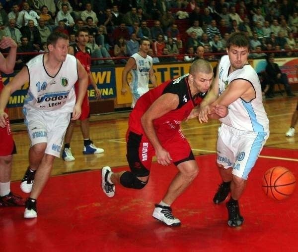 W Stali Stalowa Wola bardzo dobrze spisują się dotychczas koszykarze drugiego planu, Dawid Szewczyk (z prawej) i Robert Grzyb (z lewej).