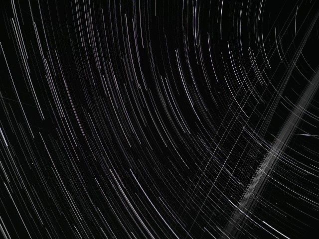 Zdjęcie wykonane w środę, 22 kwietnia. Trasa satelitów po ich orbitach to proste linie. Linie krótsze, zaokrąglone to gwiazdy przesuwające się w trakcie ruchu ziemi.