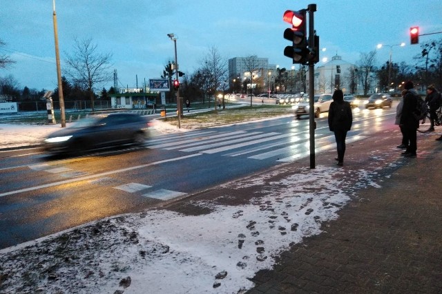 Na drogach jest ślisko, a dodatkowo w niektórych miejscach przejazd kierowcom utrudnią prace drogowe