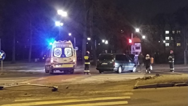 Kolizja na skrzyżowaniu ulic: Aleje Jana Pawła II i Wały gen. Sikorskiego. Auto blokuje jeden pas w kierunku mostu. Na obu jezdniach w obu kierunkach jego fragmenty. Samochód ściął kilka znaków.  [sc]Polecamy: "NOWOŚCI" PLUS. Zobacz co dla ciebie przygotowaliśmy!;nf[/sc]