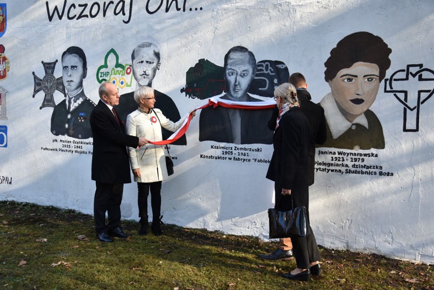 Chrzanów. Uroczyste odsłonięcie patriotycznego muralu. Licealiści upamiętni na nim wybitnych chrzanowian [ZDJĘCIA]