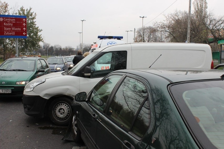 Wypadek na Drewnowskiej. 20-letni kierowca w szpitalu [ZDJĘCIA]