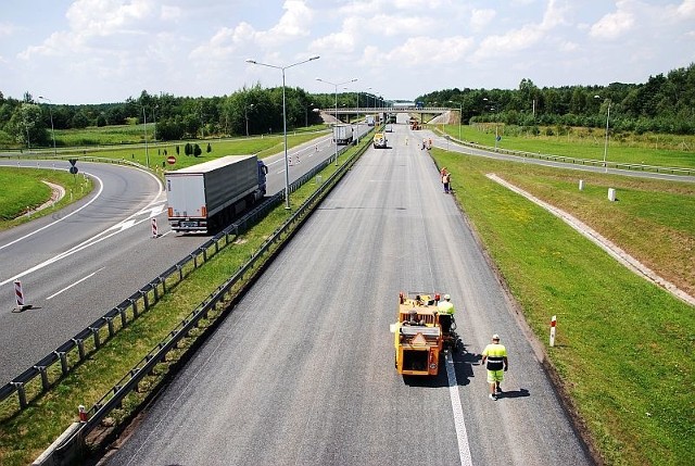 Na autostradzie A4 w okolicach węzła &#8222;Prądy&#8221; w środę malowano oznakowanie poziome na wyremontowanej jezdni w kierunku Wrocławia. Dziś po południu ten odcinek powinien zostać oddany do ruchu, a prace związane z remontem nawierzchni A4 przeniosą się na jezdnię w kierunku Katowic.