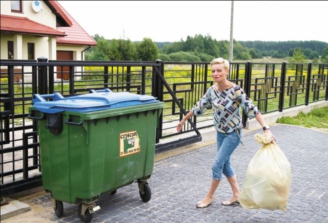 &#8211; Już po dwóch tygodniach śmieci w pojemniku zaczynają śmierdzieć &#8211; skarży się pani Iwona. &#8211; Nie wyobrażam sobie bym miała je trzymać miesiąc.