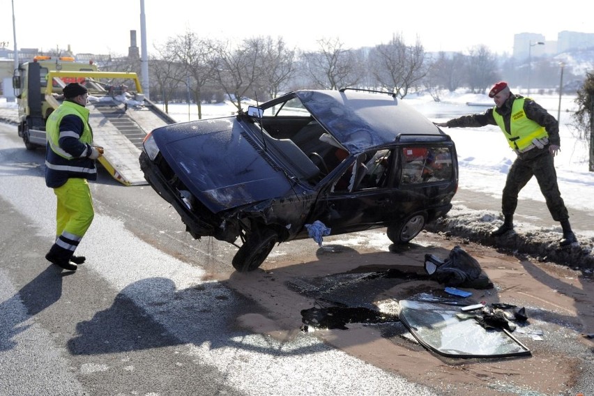 Groźny wypadek na Jagiellońskiej w Bydgoszczy. Auto wjechało w przystanek i dachowało [zdjęcia]
