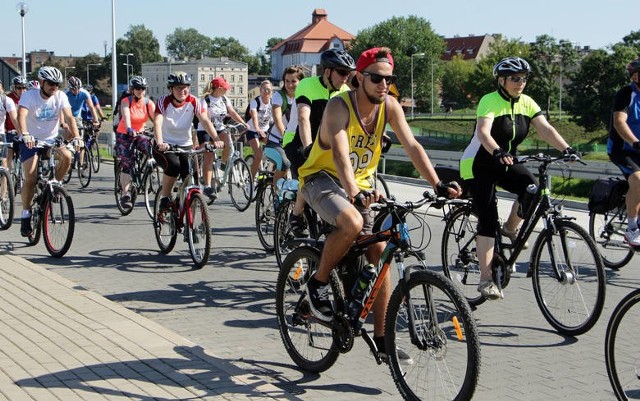 Gdy pogoda sprzyja, miejskie rajdy rowerowe przyciągają wielu uczestników