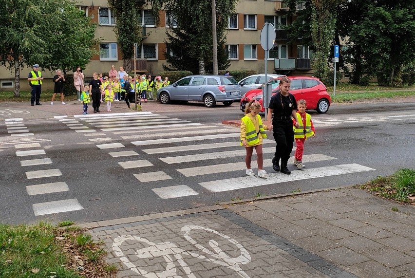 Akcję „Bezpieczna droga do szkoły” prowadzą policjanci z...