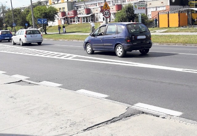 Nawierzchnia zatok autobusowych MZK przy kościele na Rubinkowie I - naprzeciw pawilonu „Olimp” oraz przy „Stokrotce” -  wymaga pilnej naprawy