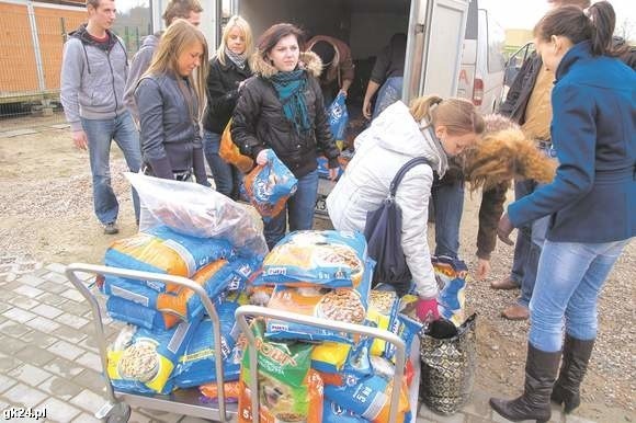 Uczniowie z powiatu drawskiego wyładowywali wczoraj karmę dla zwierząt ze schroniska w Szczecinku. W ich powiecie schroniska nie ma, a szczecineckie jest najbliżej.