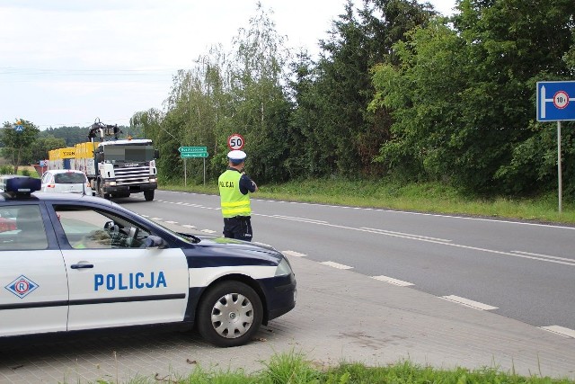 Tematem konkursu plastycznego - bezpieczeństwo na drodze.