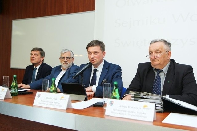 Od lewej: Andrzej Pruś, Grigor Szaginian, Arkadiusz Bąk (przewodniczący sejmiku) oraz Tadeusz Kowalczyk.
