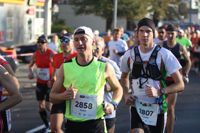 Zdjęcia z maratonu w Poznaniu 2018 - biegacze na pierwszym...