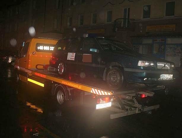 Samochód został odholowany na parking w Kępie.