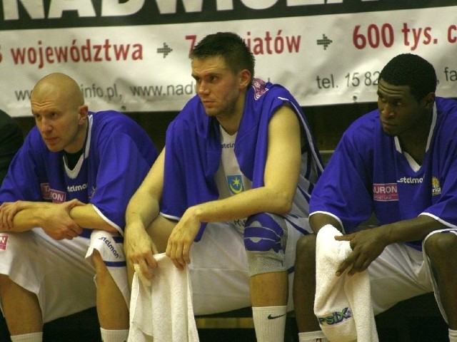 Smutne miny koszykarzy Siarki Jezioro (od lewej: Michał Rabka, Wojciech Barycz i Johanton Tiller) nie wymagają komentarza... 