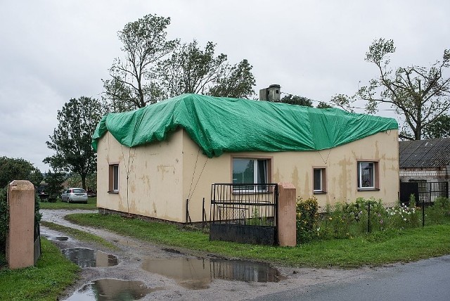 Na zaproszenie marszałka Piotra Całbeckiego rejony naszego województwa, które najbardziej ucierpiały w wyniku sierpniowych nawałnic, wizytować będzie w poniedziałek (11 września) przedstawiciel Komisji Europejskiej Christopher Todd. Samorząd województwa, który od początku włączył się w organizację wsparcia dla poszkodowanych, zabiega w Brukseli o dodatkowe wsparcie i możliwość zmian w naszym RPO, pozwalających na odtworzenie zniszczonej infrastruktury. Przypomnijmy. Kataklizm, który przeszedł przez północną i północno-zachodnią część naszego regionu w nocy z 11 na 12 września, spowodował uszkodzenie ponad 6 tysięcy budynków, zerwał linie energetyczne, zniszczył drogi i plony, powalił lasy. Wartość strat przekracza 1,5 miliarda złotych. Unia Europejska posiada instrumenty, które mogą przyspieszyć i pomóc w odbudowie, a także pozwolić na stworzenie sprawnych systemów ostrzegania przed zagrożeniami i reagowania na nie – to Fundusz Solidarności UE, a także zgoda na zmiany i przesunięcia środków w naszym Regionalnym Programie Operacyjnym. – Chodzi o wykorzystanie środków Unii Europejskiej do uruchomienia programu ożywienia gospodarczego tej części województwa oraz projektów, których celem byłoby m. in. odtworzenie zniszczonej infrastruktury – wyjaśnia marszałek Piotr Całbecki. Samorząd województwa uruchomił pomoc dla społeczności i rodzin na terenach dotkniętych skutkami nawałnic już w pierwszych dniach po przejściu kataklizmu. Na początku akcji ratunkowej przekazaliśmy interweniującym w tych rejonach formacjom Ochotniczej Straży Pożarnej sprzęt do usuwania połamanych i powalonych drzew oraz pół tysiąca  specjalistycznych plandek do tymczasowego pokrywania zniszczonych dachów. Wkrótce potem rozpoczęliśmy dystrybucję paczek z pomocą doraźną i wyprawek szkolnych dla rodzin w najtrudniejszej sytuacji. Od 7 września transporty rozwożą kolejną transzę takich darów – ponad 300 pakietów pomocowych oraz wyprawki szkolne - do parafii w dziewięciu gminach (Sośno, Sicienko, Szubin, Gostycyn, Kęsowo, Gąsawa, Janowiec Wielkopolski, Rogowo i Żnin) oraz do Miejsko-Gminnego Ośrodka Pomocy Społecznej w Janowcu Wielkopolskim. Największy z tych transportów -  100 paczek z żywnością, środkami czystości i higieny osobistej oraz kocami i pościelą - trafił do parafii Wąwelno w gminie Sośno. INFO Z POLSKI 7.09.2017 - przegląd najciekawszych informacji ostatnich dni w kraju