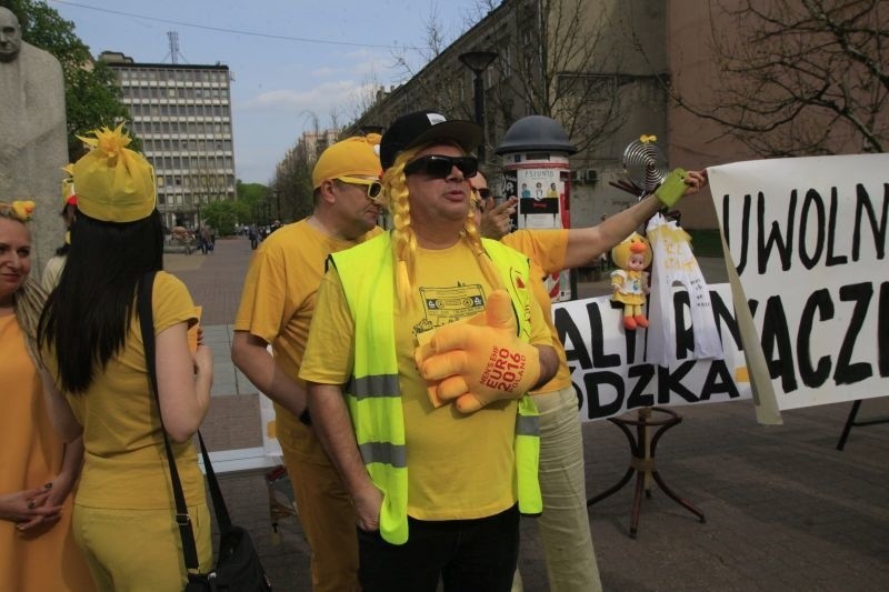 Żółta Alternatywa żąda uwolnienia kaczki! Happening w pasażu Schillera