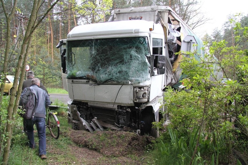 Wypadek na trasie Tarnobrzeg - Mielec. Zderzyły się trzy pojazdy 