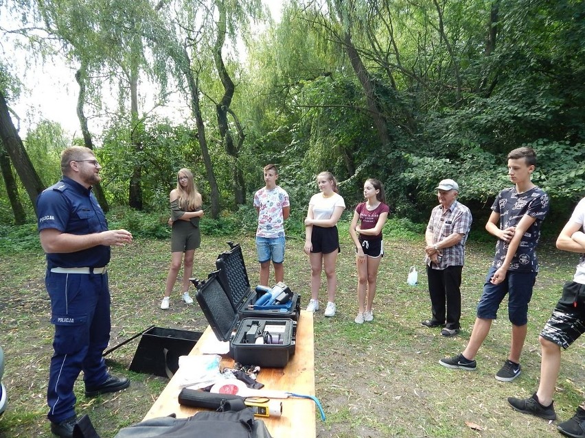 Radziejowscy policjanci oraz strażacy na spotkaniu w Kobylnikach promowali bezpieczne wzorce zachowań