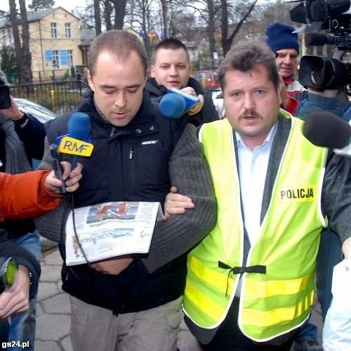Michał Łuczak prowadzony do prokuratury. Po przesłuchaniu został zwolniony do domu. Nie chciał rozmawiać z dziennikarzami. Uciekł tylnym wyjściem.