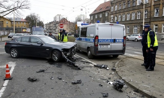 Wypadek na alei Powstańców Wielkopolskich. Ranna kobieta trafiła do szpitala.