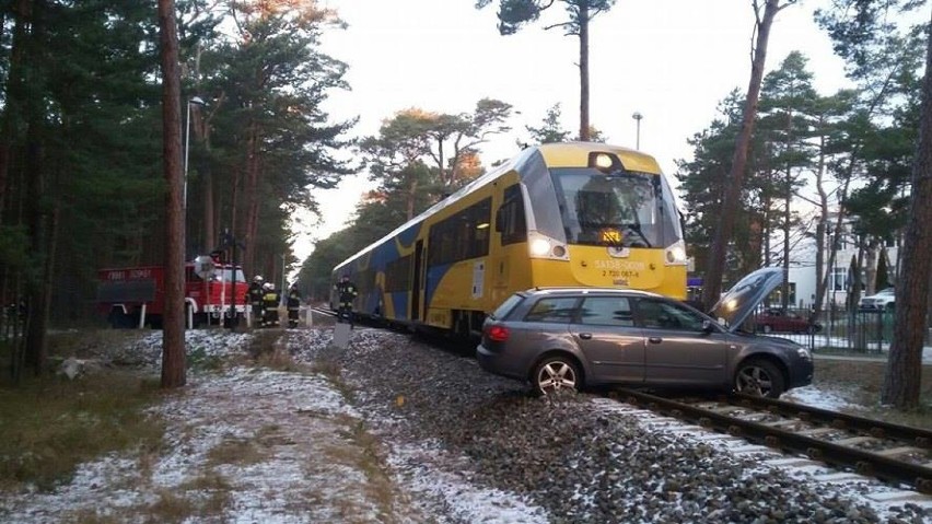 Auto osobowe wjechało  pod pociąg w Juracie