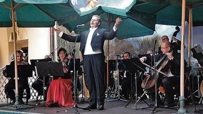Sylwester Targosz Szalonek z towarzyszeniem orkiestry "Obligato" śpiewał m.in. "Brunetki, blondynki" Fot. Barbara Ciryt