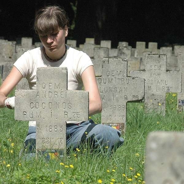 W obozie w Łambinowicach co roku młodzi Polacy i Niemcy wspólnie pielęgnują jenieckie groby.