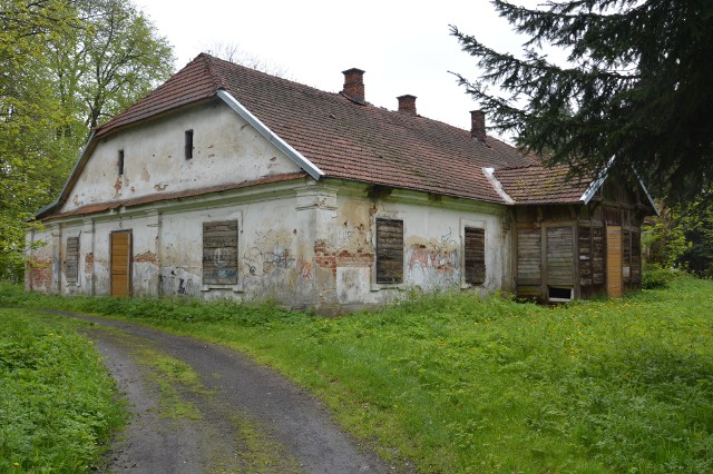 Letni dworek jeszcze na zewnątrz wygląda jako tako, ale to już ruina i prawdopodobnie za jakiś czas zawali się