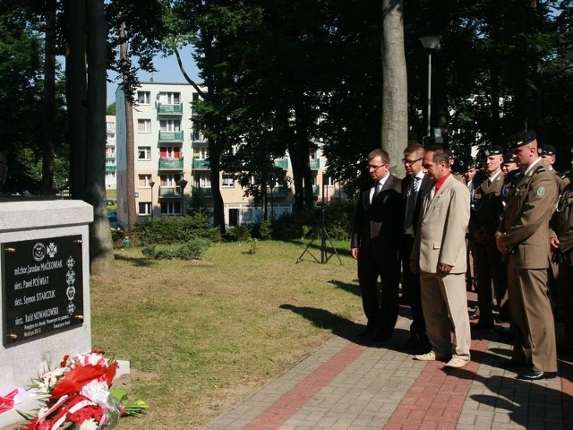 W odsłonięciu pomnika wzięli udział rodzice i koledzy żołnierzy poległych w Afganistanie.
