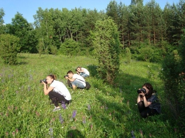 Młodzi włoszczowscy pasjonaci fotografii uczyli się robić zdjęć w plenerze w gminie Kluczewsko.