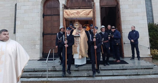 Procesja rezurekcyjna wychodzi z kościoła w parafii pod wezwaniem Najświętszej Maryi Panny w Kazimierzy Małej.