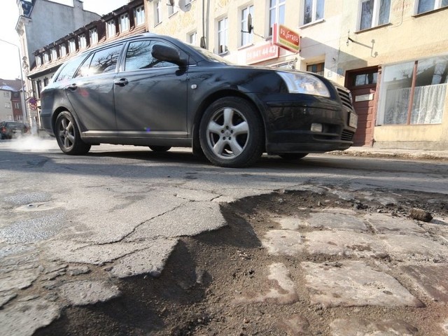 Uszkodzenie samochodu na dziurze w drodze to nowy rodzaj kolizji w Słupsku. A dziur w mieście z dnia na dzień przybywa. 