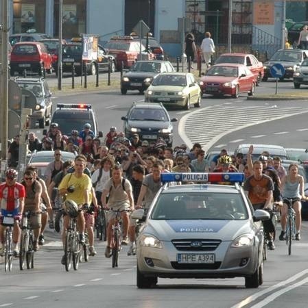 Prawie setka rowerów robiła wrażenie na zielonogórzanach. Na kierowcach szczególnie.