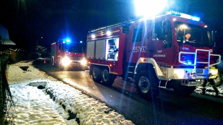 Zagórnik. Wiatr przewrócił drzewo na drogę, strażacy mieli sporo pracy [ZDJĘCIA]