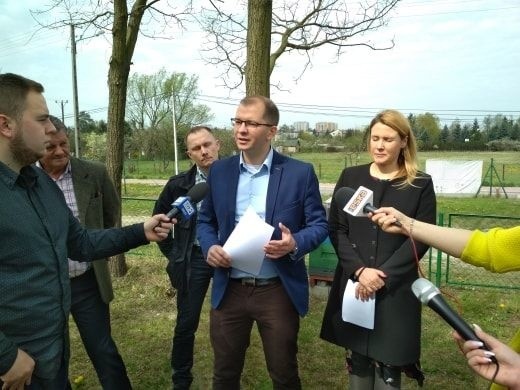 Radny Kolacji Obywatelskiej Michał Braun wraz z innymi radnymi proponuje uchwałę, która pozwoli na hodowlę pszczół w Kielcach.