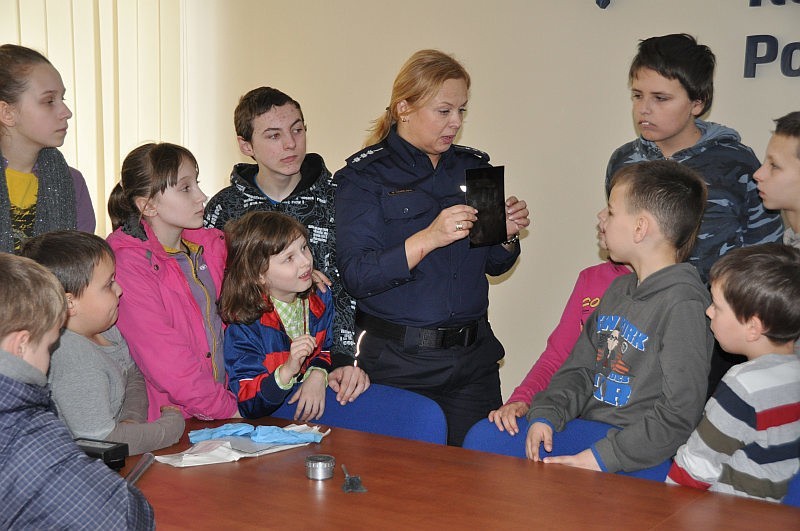 Dzieci ze Staporkowa u koneckich policjantów