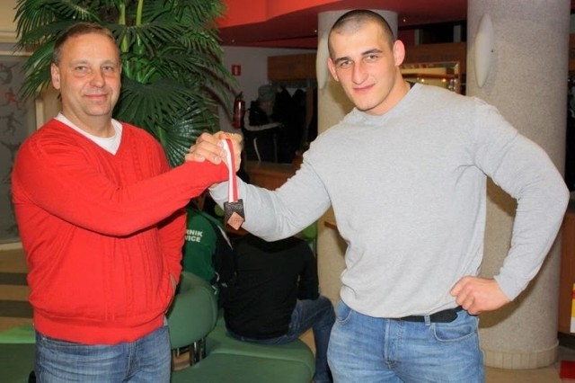 Kamil Zbroszczyk (z prawej) już po dekoracji medalowej w Spale. Obok jego trener Grzegorz Furmanek.
