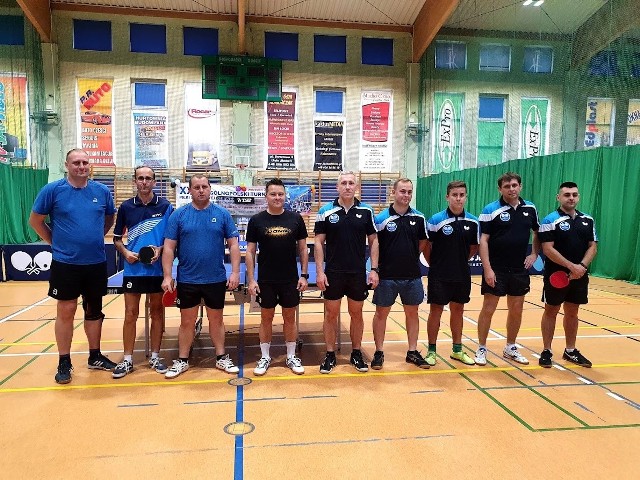 Tenisiści stołowi UKS Junior Miastko po dwóch porażkach odnieśli pierwsze zwycięstwo w trzeciej lidze. Pokonali 7:3 MRKS Gdańsk. W czwartej lidze zagrała także druga drużyna z Miastka odnosząc zwycięstwo.