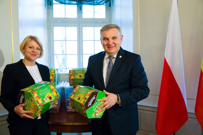 Tadeusz Truskolaski na ręce Andżeliki Borys przekazał...