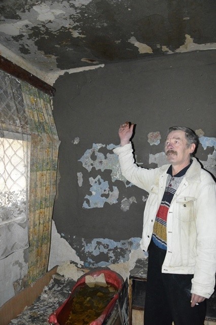 Największym problemem Ludwika Barnowskiego jest cieknący dach. Ściany budynku są mokre i pokryte grzybem, a tynk odpada