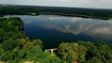 Jezioro w Chycinie niedaleko Międzyrzecza widziane z lotu ptaka. Niesamowity widok, coś pięknego! [ZDJĘCIA]